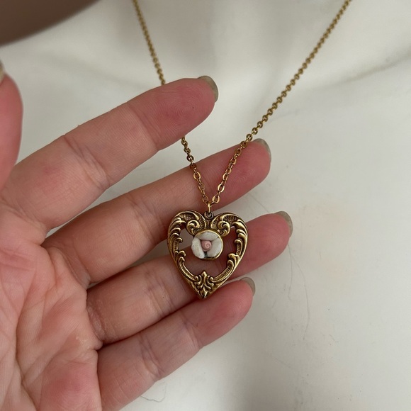 4/$100 Victorian flower heart necklace VTG 19
Inch 💐 - Picture 6 of 8